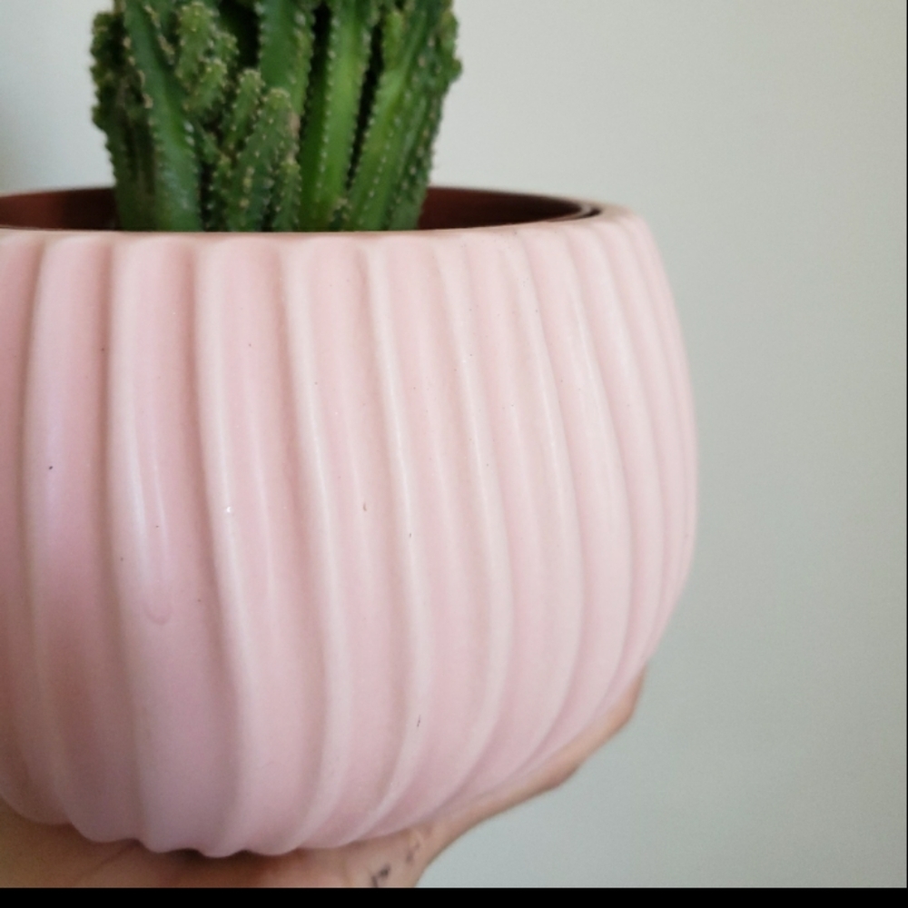 Matte pink swirly planter/pot - Picture 2 of 2